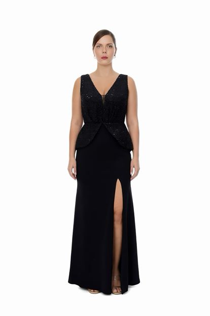 فستان سهرة أسود بياقة على شكل حرف V بمقاسات كبيرة